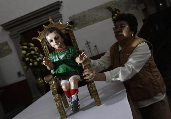 لباس تیم فوتبال مکزیک در کلیسای رومن جانمایی شد(800)