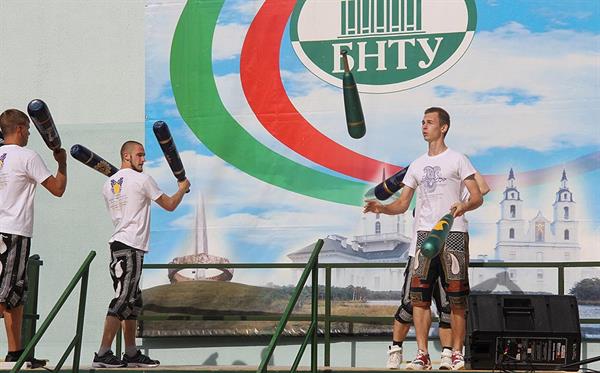 ورزشکاران بلاروس؛ ورزش زورخانه را در دانشگاه ملی مینسک معرفی کردند