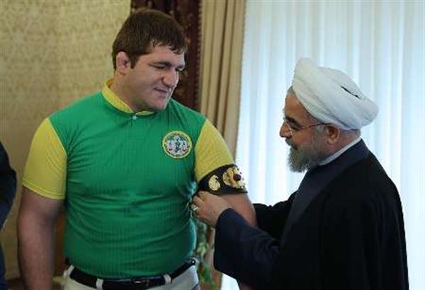 الرئيس روحاني يدعو الرياضيين ليكونوا قدوة للشباب