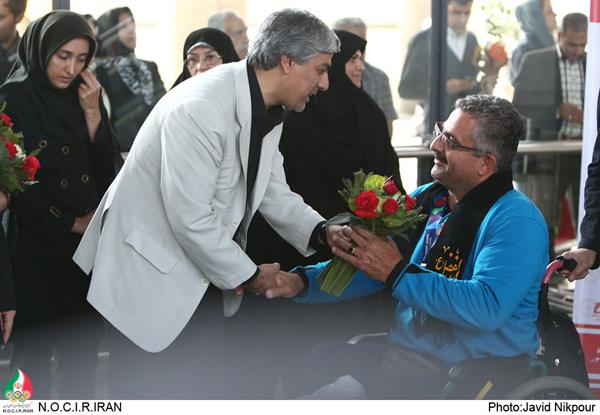 در میان استقبال مردمی و رئیس کمیته ملی المپیک؛نخستین گروه از کاروان پاراآسیایی صبح امروز وارد تهران شد