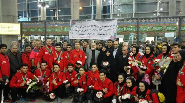 پس از کسب عنوان قهرمانی جهان؛تیم ملی ووشوی کشورمان با استقبال دبیر کل کمیته ملی المپیک وارد ایران شد