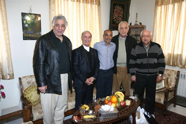 با حضور در منزل علیرضا عزیزی؛مسئولین ورزش کشورمان از پیشکسوت فوتبال عیادت کردند
