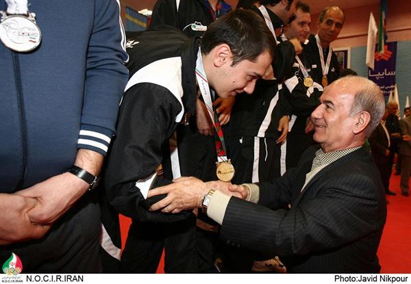 حضور بهرام افشارزاده در مراسم توزیع مدال تنبیس روی میز جام فجر