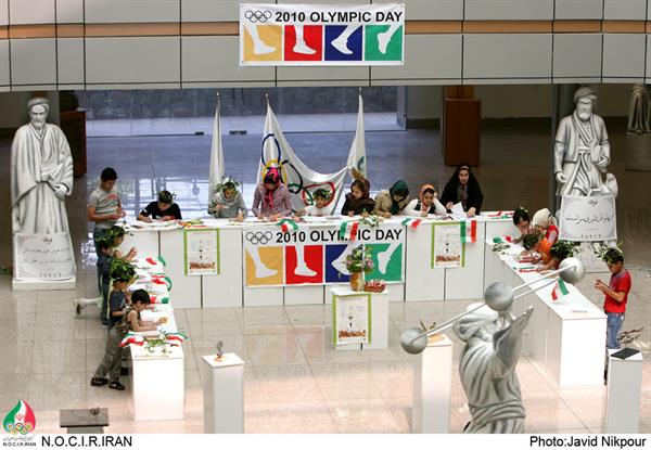 En continuant des programmes de la commémoration du "jour olympique", la course de la peinture des enfants organisa sur le thème principal de la charte olympique.