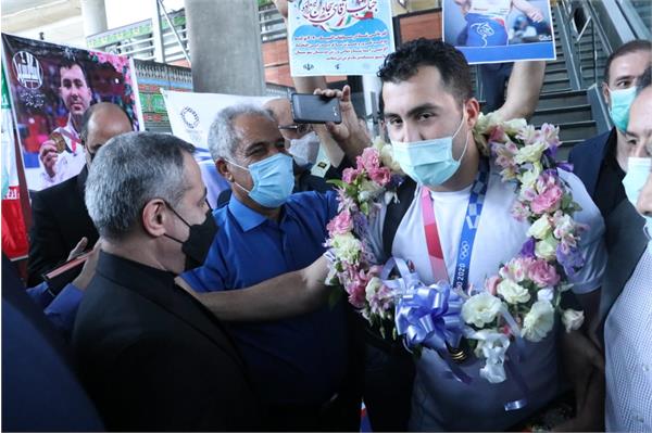 تیم های ملی کاراته و کشتی آزاد به همراه آخرین گروه کادر سرپرستی وارد تهران شدند
