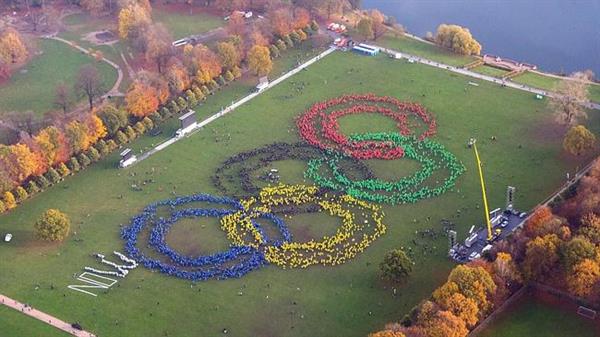 تشکیل حلقه انسانی المپیک در هامبورگ