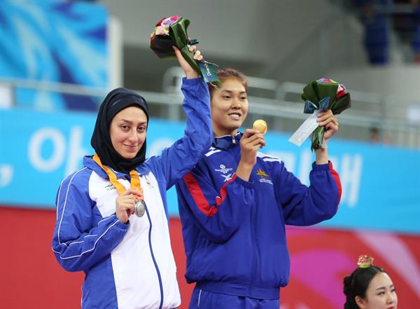 مدال نقره - کاراته - فاطمه روحانی