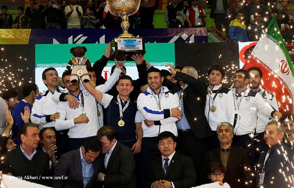دومین دوره رقابت های کشتی آزاد جام باشگاه های جهان- تهران؛جام قهرمانی از سوی رییس کمیته ملی المپیک به تیم بیمه رازی اهدا شد