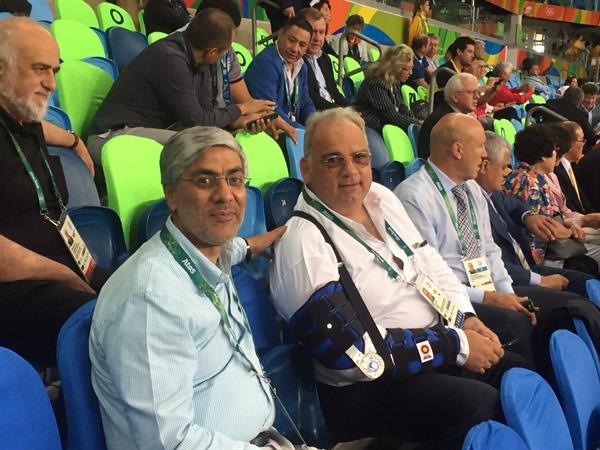 کیومرث هاشمی رئیس کمیته ملی المپیک به همراه نناد لالوویچ رئیس فدراسیون کشتی در سالن برگزاری مسابقات کشتی المپیک 2016 از نزدیک نظاره گر مسابقات هستند.