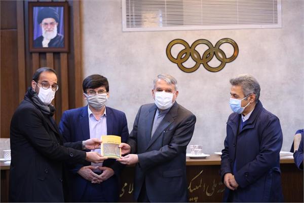 اعطای کتاب «یک بازی دو نیمه ای» به رئیس کمیته ملی المپیک