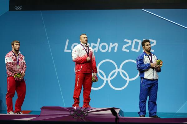 رییس جمهور از مدال آوران المپیک تجلیل می‌کند(844)