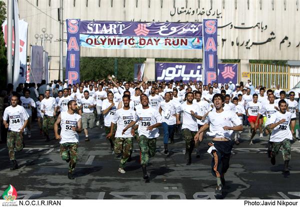 همایش دوی روز المپیک با شکوهی خاص در مجموعه آزادی تهران برگزار شد/ 6000  دونده زن و مرد تهرانی در همایش دوی روز المپیک حضور یافتند