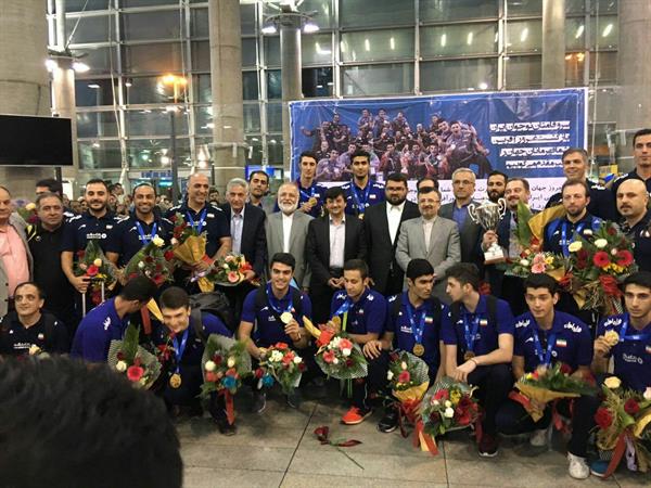 تیم ملی والیبال نوجوانان در میان استقبال دبیر کل کمیته ملی المپیک وعلاقه مندان به ورزش وارد تهران شد