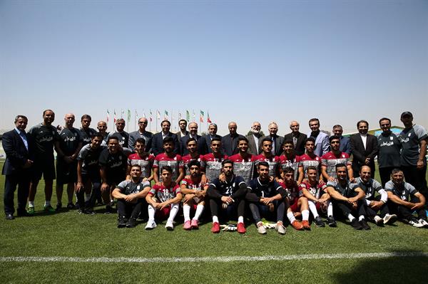 بعنوان نخستین تیم ایرانی؛تیم های ملی هندبال و فوتبال وارد جاکارتا شدند