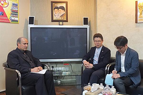 السفير الكوري الجنوبي يدعو الي توسيع العلاقات في مجال كرة القدم مع إيران