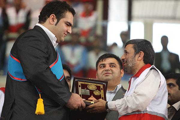 قویترین مرد جهان مدال طلای خود را تقدیم احمدی نژاد کرد