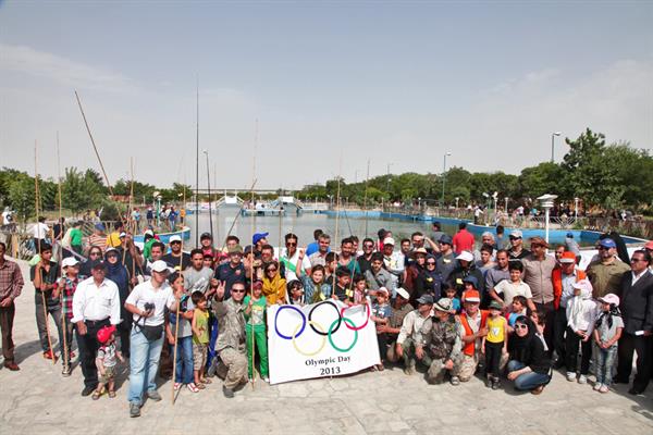 L’organisation de la cérémonie hebdomadaire de jour olympique en Iran