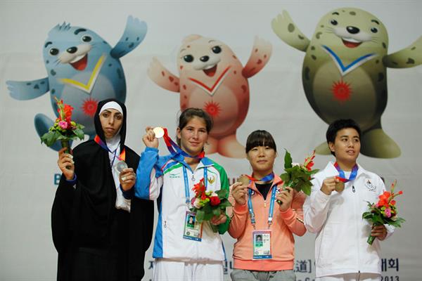 چهارمین دروه بازیهای آسیایی داخل سالن و هنرهای رزمی؛حضور بانوی ایرانی با پوشش چادر روی سکو