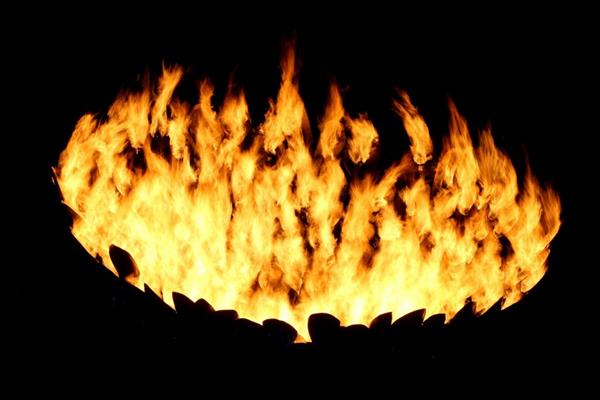 شعله های مشعل المپیک، استادیوم ژاپنی ها را می سوزاند