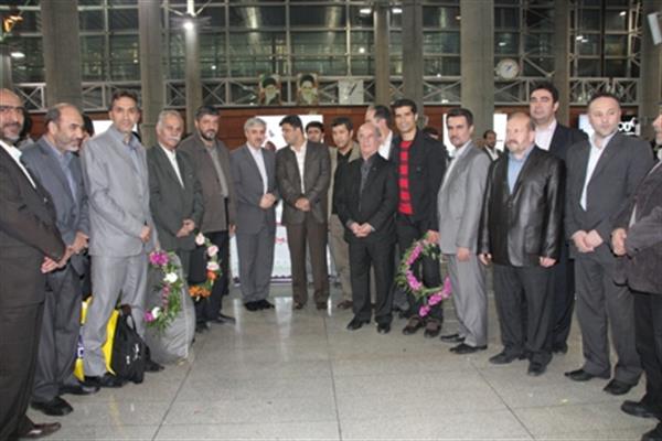 با حضور افشار زاده و حمید سجادی در فرودگاه؛تکواندو کاران نوجوان در میان استقبال گرم مسئولین و مردم وارد تهران شدند