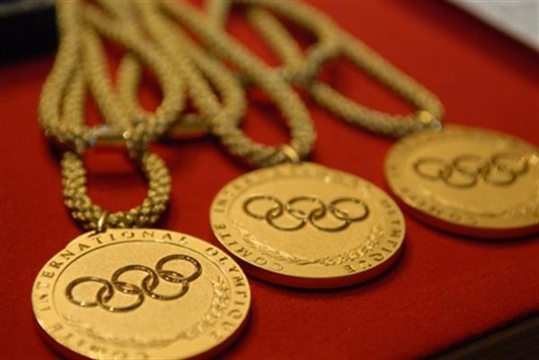 مدال طلای تنیس روی میز مردان بر گردن ورزشکار چینی(365)