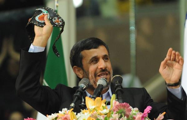 دکتر احمدی نژاد:بازوبند پهلوانی متعلق به همه جوانان شایسته ایران اسلامی است