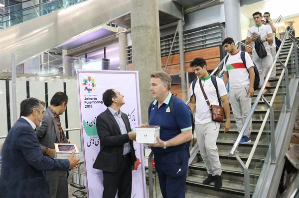تیم های وزنه برداری،بسکتبال،صخره نوردی،هندبال و فوتبال در میان استقبال مسولین ورزش کشور وارد تهران شدند
