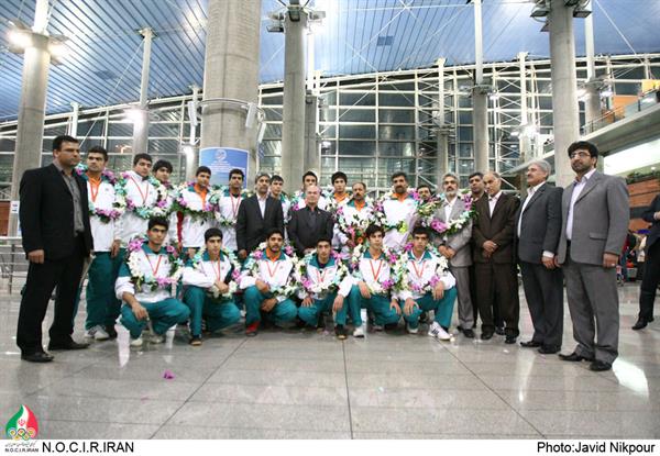 پس از کسب عنوان نایب قهرمانی جهان؛تیم ملی هندبال دانش آموزی وارد تهران شد