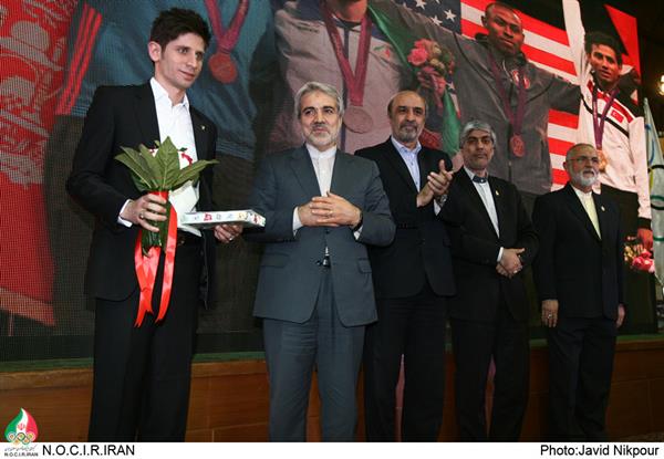 Cérémonie de dédicace de l'insigne spécial IOC aux médaillés olympiques Iraniens a eu lieu