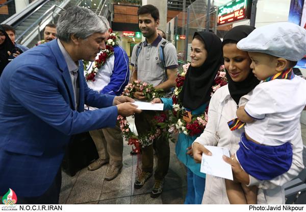 در بدو ورود به فرودگاه بین المللی امام خمینی (ره)؛دو تیرانداز بانوان المپیکی پاداش نقدی خود را از کیومرث هاشمی دریافت نمودند