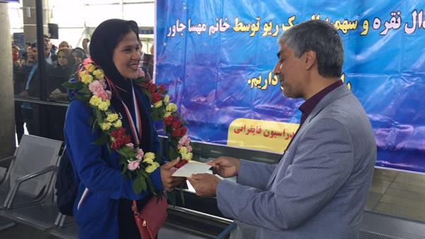 با حضور در فرودگاه امام خمینی (ره)؛از سوی رئیس کمیته ملی المپیک پاداش المپیکی مهسا جاور به وی اهدا شد