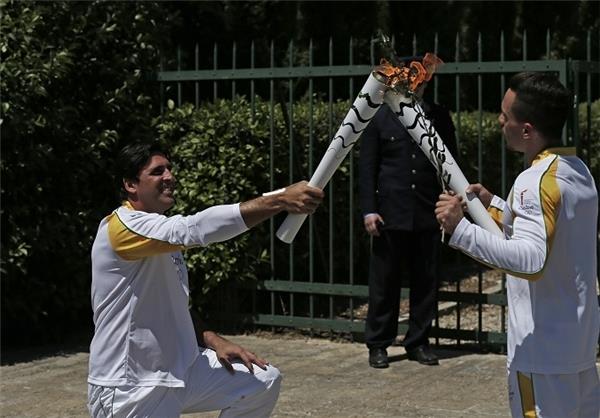 با روشن شدن مشعل المپیک در یونان آیین انتقال مشعل المپیک به مقصد ریو آغاز شد