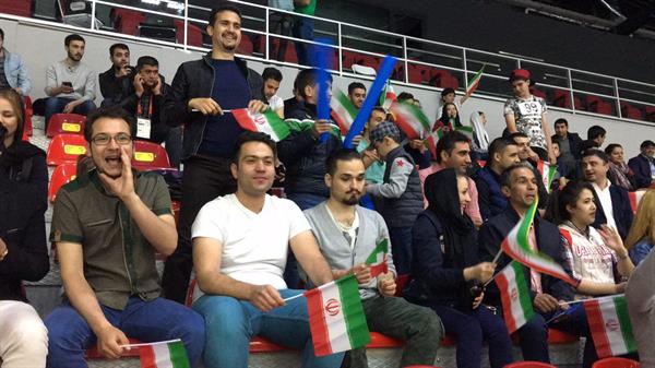 چهارمین دوره بازیهای همبستگی کشورهای اسلامی؛تشویق تیم ملی والیبال جوانان از سوی تماشاگران ایرانی
