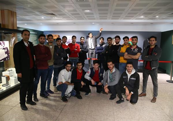 آشنایی دانشجویان دانشگاه خوارزمی تهران با گنجینه های تاریخ ورزش ایران