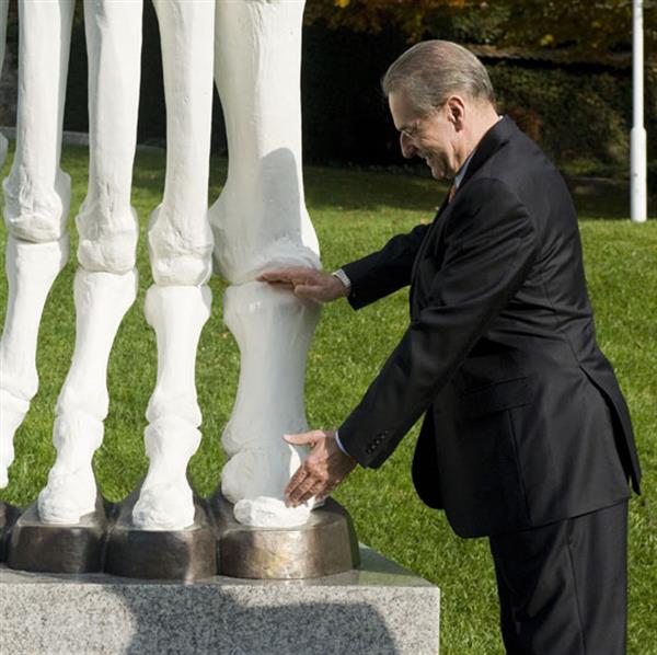 پرده برداری از مجسمه اهدایی در المپیک پارک لوزان
