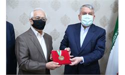 اهداء مدال طلا و برنز مسابقات شمشیربازی بازیهای آسیایی تهران توسط احمد اکبری جاوید به موزه  11