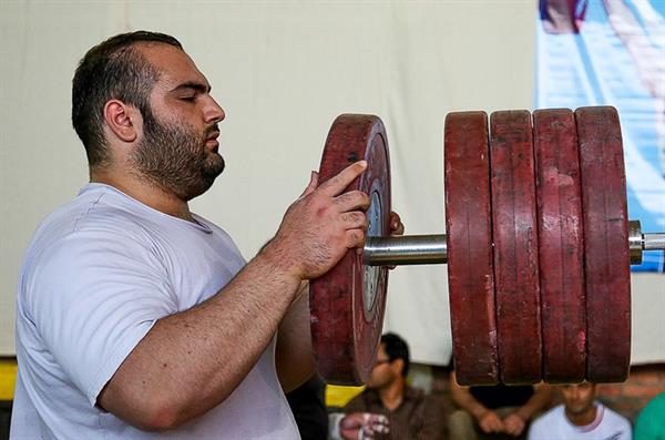 حضور کیومرث هاشمی در مراسم رکورد گیری وزنه برداران تیم ملی