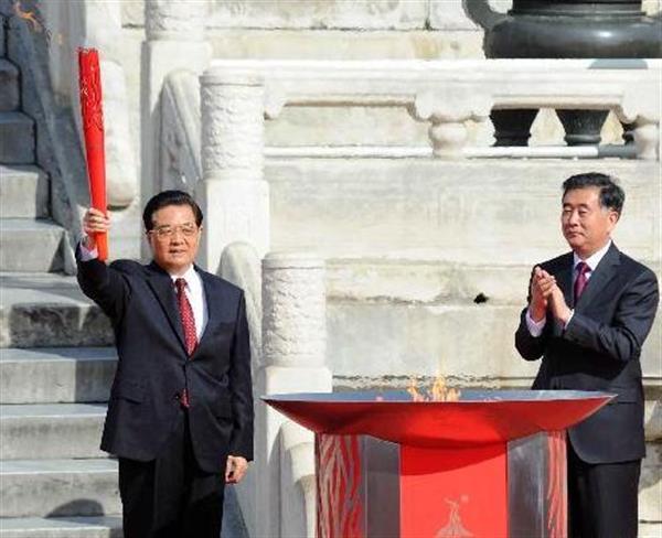 با حضور رئیس جمهور چین و رئیس شورای المپیک آسیا؛مراسم آغاز حمل مشعل بازی های آسیایی 2010 گوانگژو برگزارشد