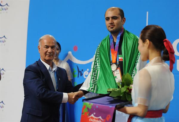 چهارمین دوره بازیهای آسیایی داخل سالن – اینچئون؛ افشارزاده مدال‌ سرخوش را اعطا کرد