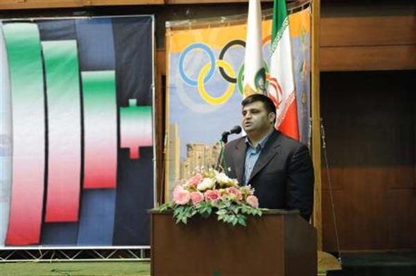 حسین رضازاده برای حضور در اجلاس فدراسیون جهانی وزنه برداری به آذربایجان رفت