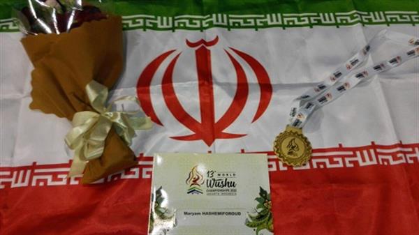 مریم هاشمی مدال طلای خود را به رهبر معظم انقلاب اسلامی تقدیم کرد