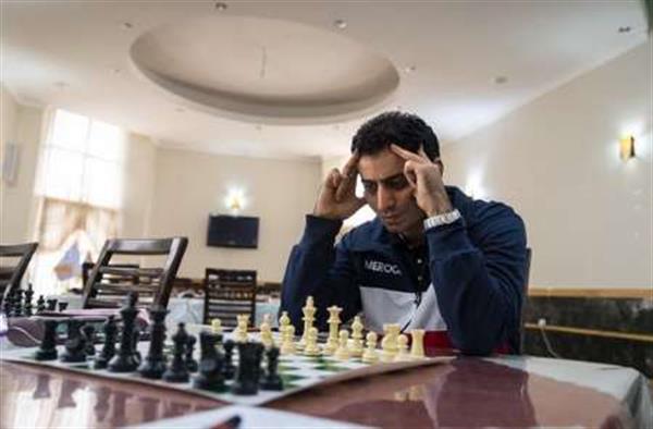 الأستاذ الإيراني ' قائم مقامي ' يلعب الشطرنج في كاس اوروبا
