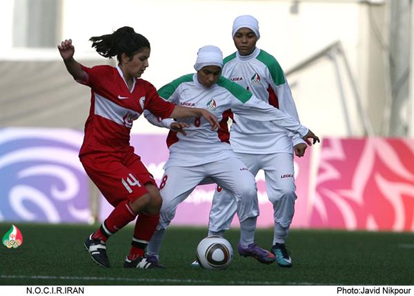 به گزارش خبرنگار اعزامی به بازیهای المپیک نوجوانان-سنگاپو؛ سرپرست تیم ملی فوتبال دختران:نگاه فیفا را نسبت به فوتبال بانوان ایران تغییر دادیم