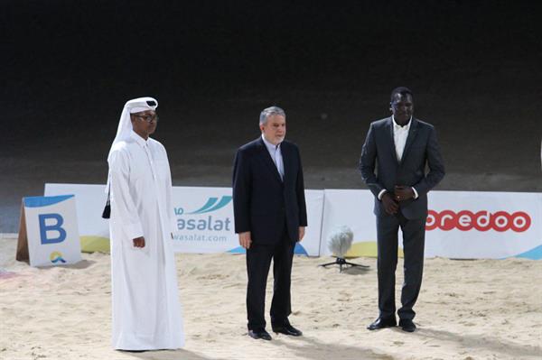 نخستین دوره بازیهای جهانی ساحلی ، قطر-اهدای مدال کشتی گیران برتر وزن +۹۰ کیلوگرم کشتی ساحلی توسط رئیس کمیته ملی المپیک کشورمان