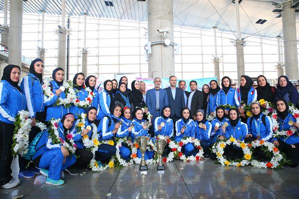 تیم ملی کاراته در میان استقبال رییس کمیته ملی المپیک وارد تهران شد