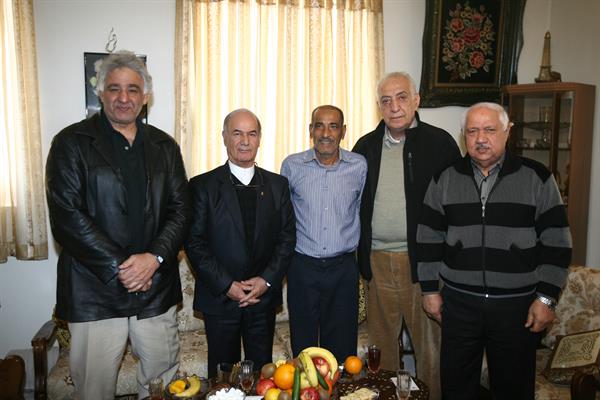 با حضور در منزل علیرضا عزیزی؛ مسئولین ورزش کشورمان از پیشکسوت فوتبال عیادت کردند