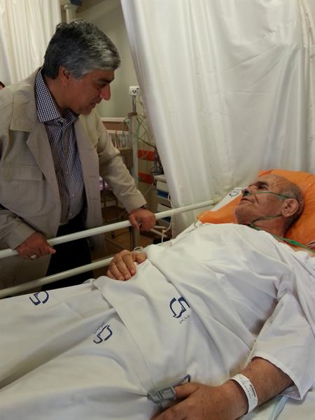 عیادت رئیس کمیته ملی المپیک از معزی پور پیشکسوت کشتی در بیمارستان کسری