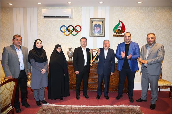 اهدا مدال طلای بازی های آسیایی هیروشیما توسط فریبرز عسگری  7