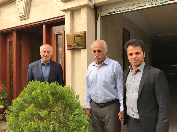 پلاک افتخار استاد منصور برزگر المپین و پیشکسوت کشتی کشور بر  سر درمنزل وی نصب شد