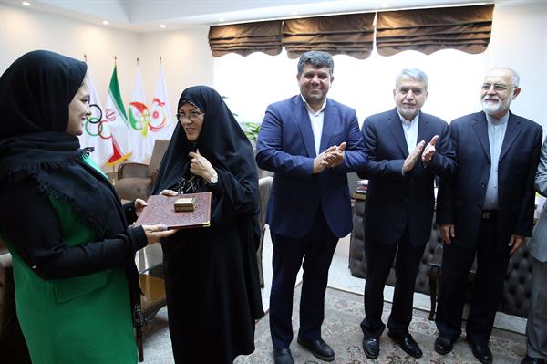 تقدیر کمیته ملی المپیک از خانم ها نجمه خدمتی و سمیه یزدانی در حاشیه جلسه هیئت اجرایی  16